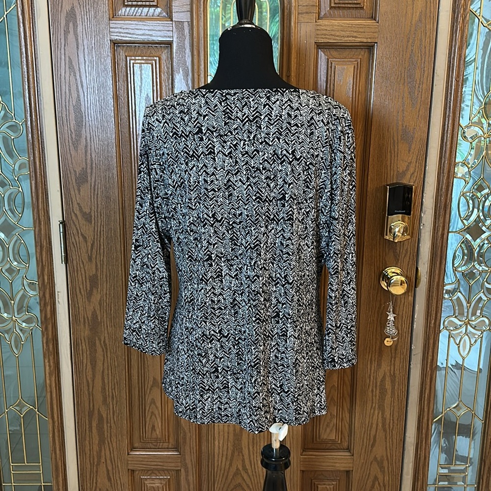 054 Peter Nygard Black & White Top - Picture 3 of 6